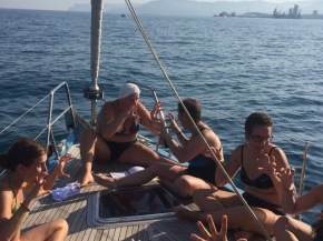 yoga della risata in barca